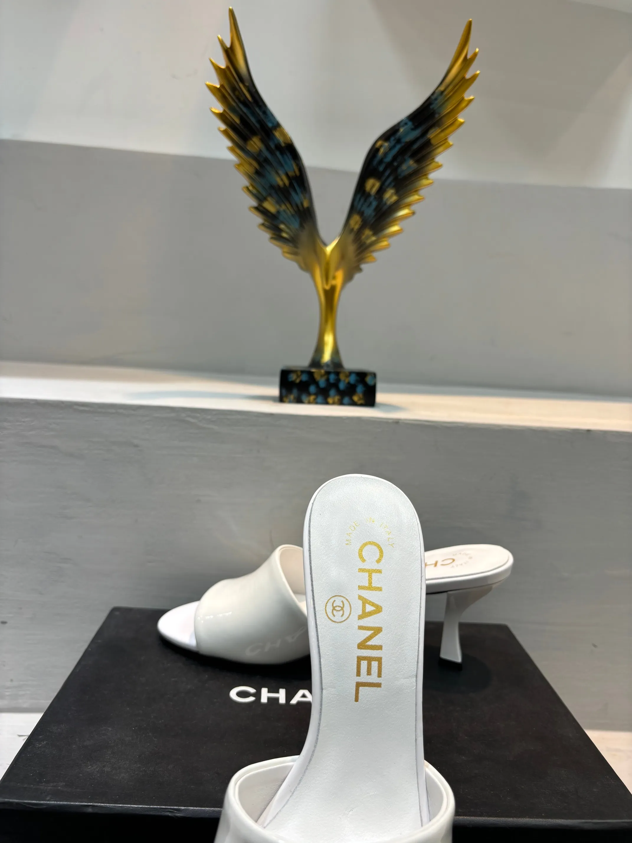👟👟Ex-factory price 520👟👟 🌲🌲🌲 Chanel's new slippers for early summer, the same style is used by major fashion bloggers and celebrities, they are so beautiful! The upper is made of imported glossy patent leather and the lining is made of sheepskin. Original leather outsole, heel height 5cm. Size: 35-41 (custom-made 40 and 41 non-refundable)